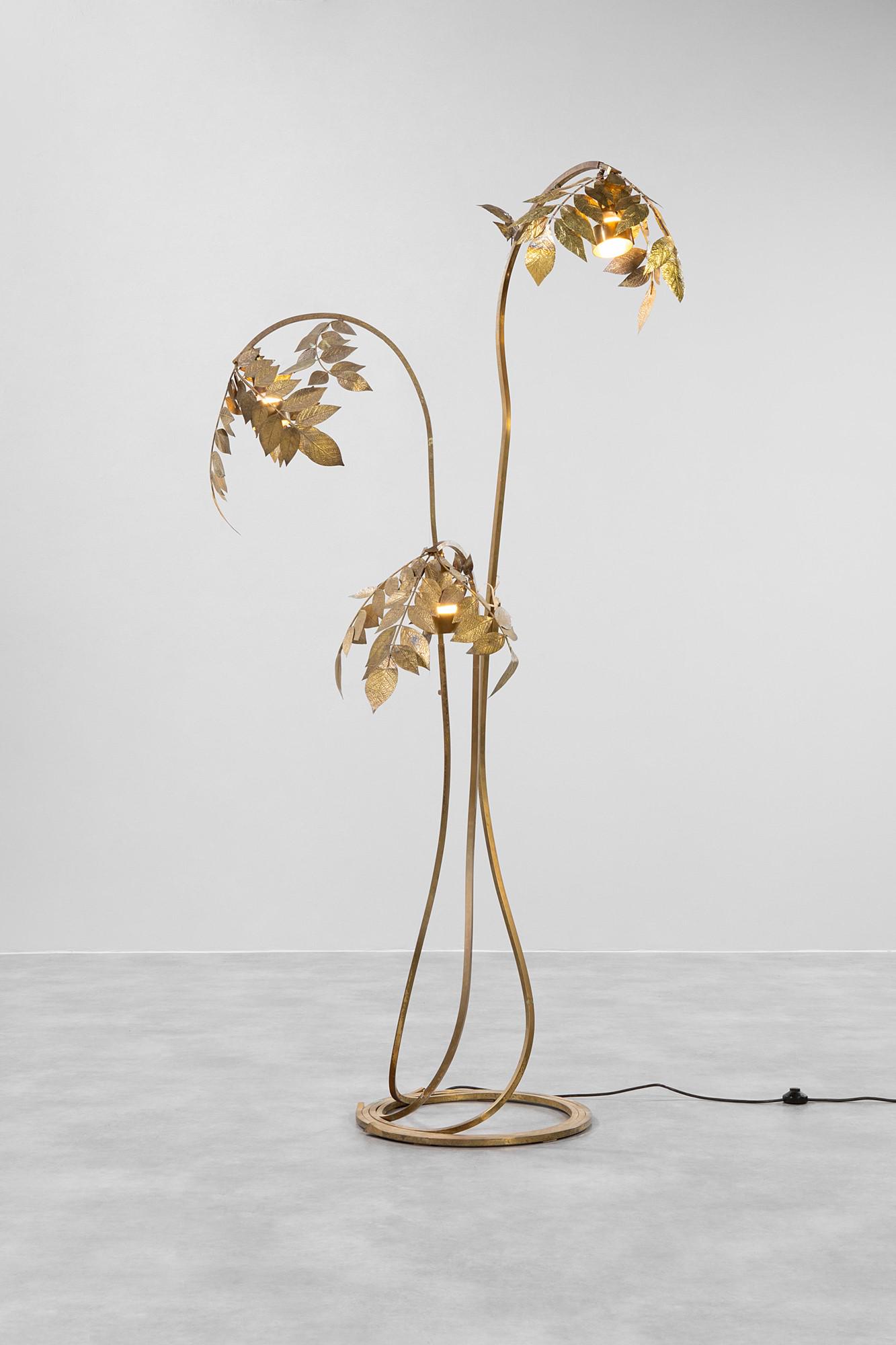 Tommaso Barbi: Lampada da terra a tre lumiOttone.Prod. Bottega Gadda, 1970 ca.h cm 220, diam. base cm 56