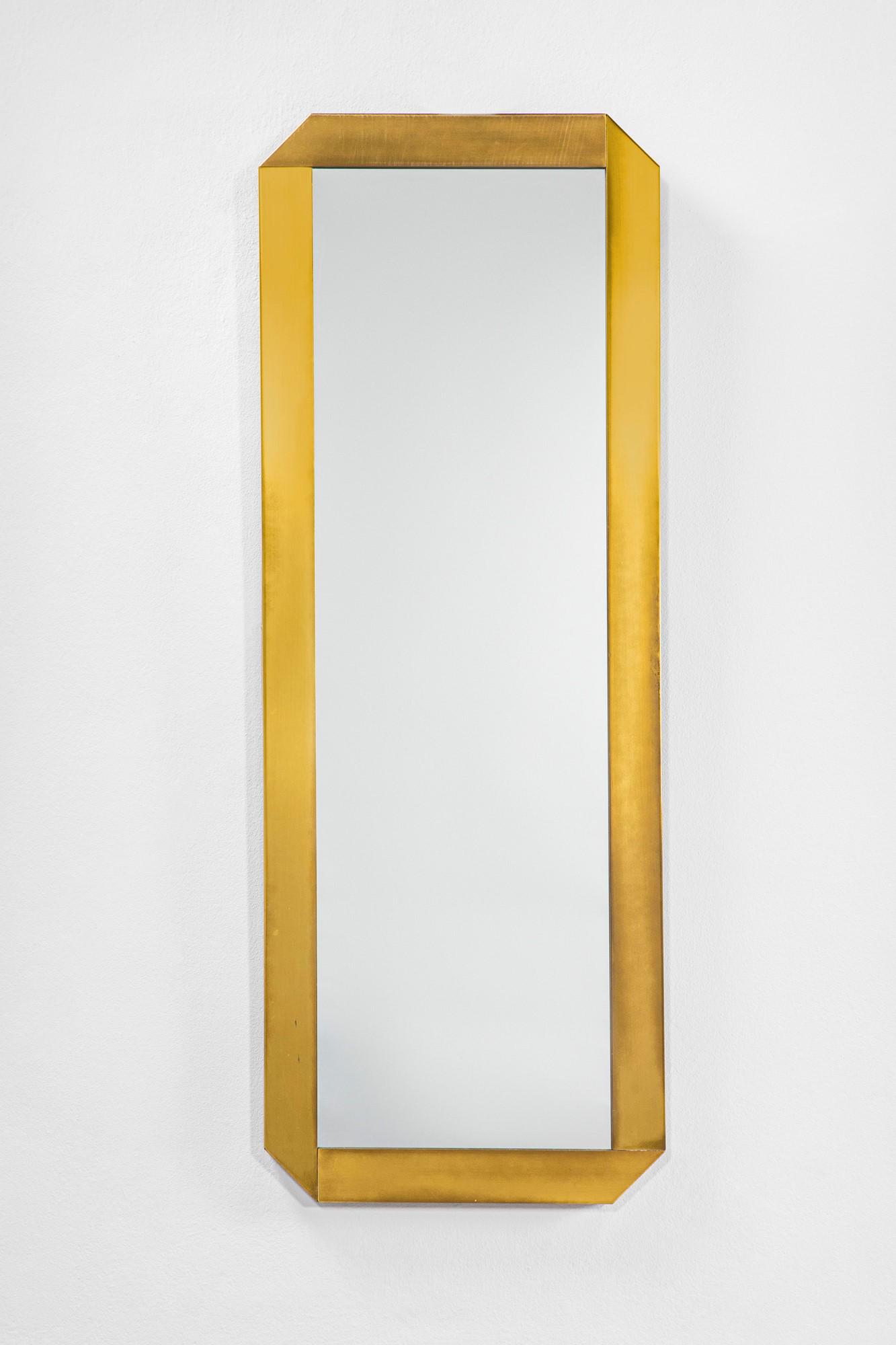 Gaetano Scolari, Ufficio Tecnico Valenti: Grande specchiera da pareteMetallo ottonato spazzolato, cristallo argentato.Prod. Valenti, 1970 ca.Etichetta del produttore.cm 150x54,5x2,5LITERATURE:Catalogo del produttore.