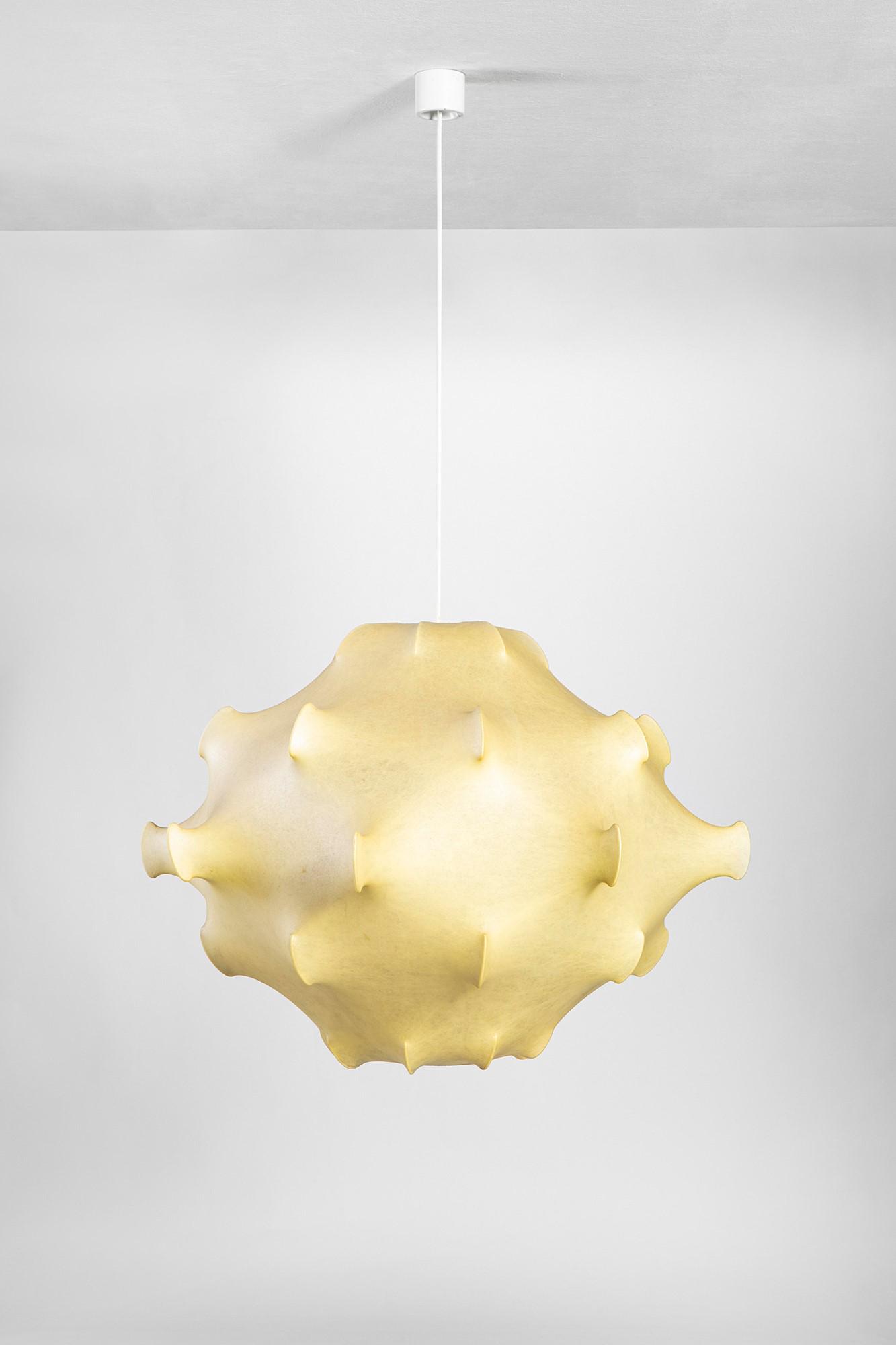 Achille Castiglioni: Lampada a sospensione mod. Taraxacum Tondino metallico, resina cocoon. Prod. Flos, 1960h cm 70, diam. cm 80LITERATURE:G. Gramigna, Repertorio 1950-1980. Immagini e contributi per una storia dell'arr