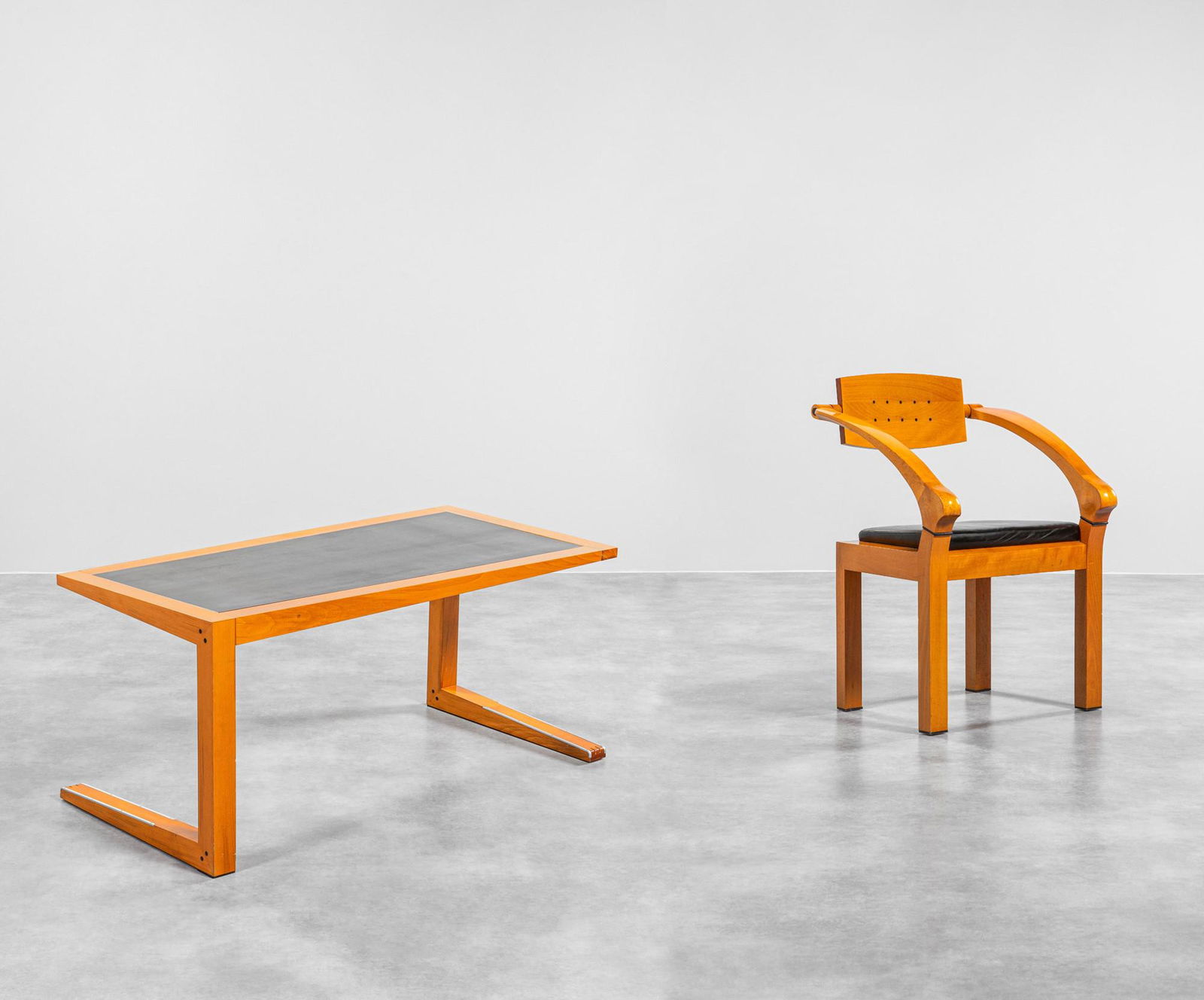 Massimo Scolari: Scrivania mod. Zeno e poltroncina mod. SpringLegno di faggio, tessuto.Prod. Giorgetti, 1994 ca.Etichetta metallica del produttore.cm 73x160x80