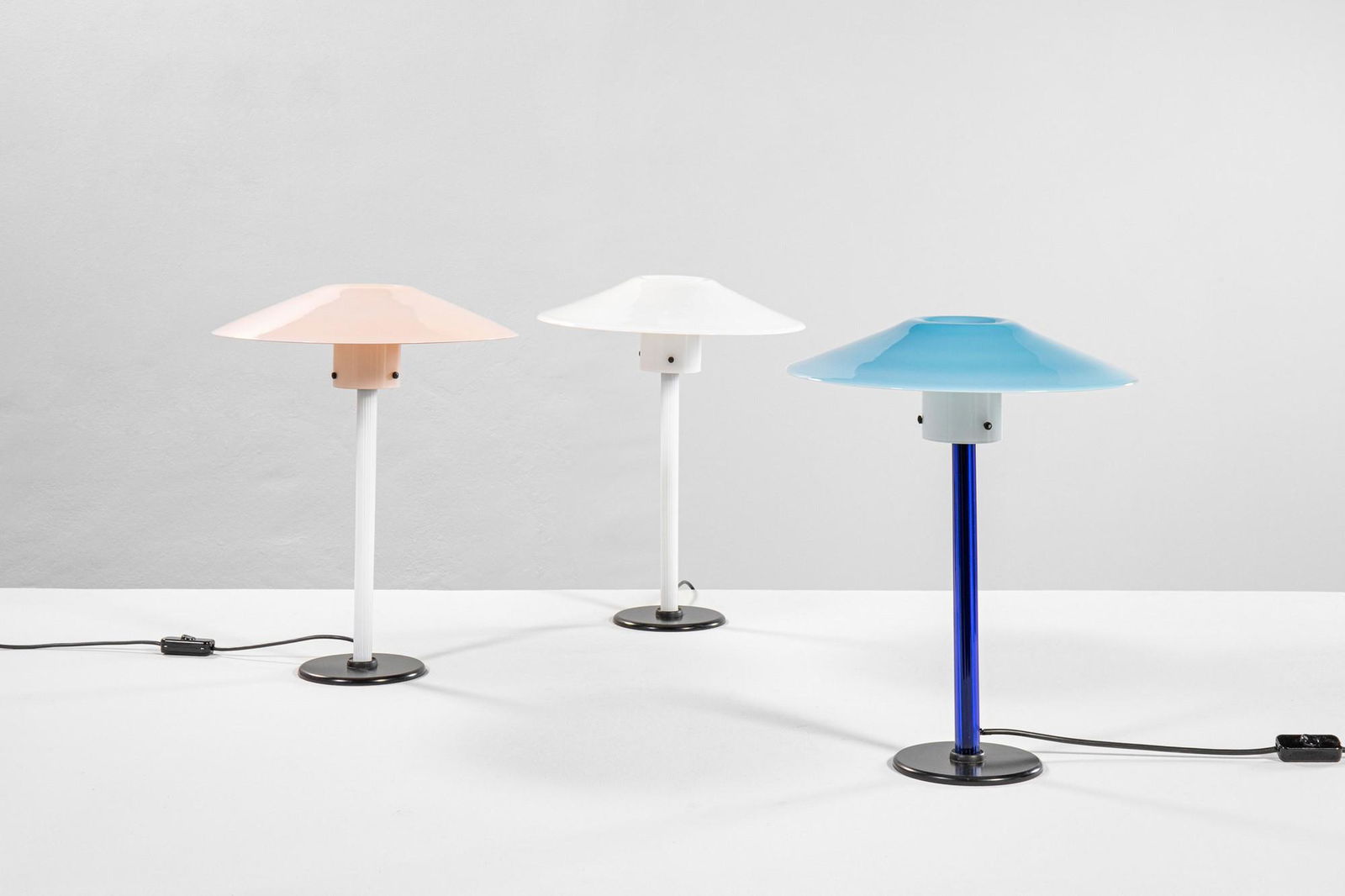 Cini Boeri: Tre lampade da tavolo mod. ChiaraVetro, metallo smaltato.Prod. Venini, 1984h cm 57, diam cm 45LITERATURE:G. Gramigna, Repertorio del design italiano 1950-2000 per l'arredamento domestico, Allemandi, T