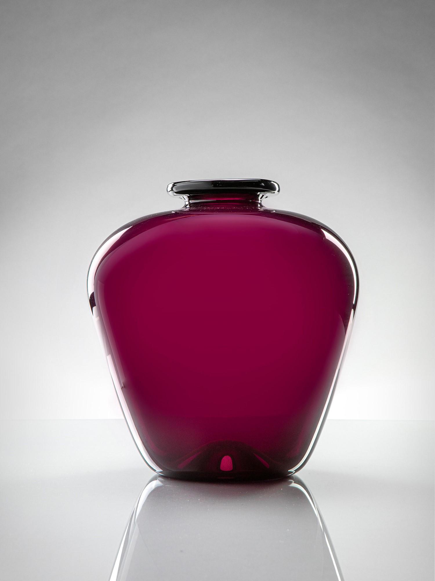 Vittorio Zecchin Vaso: Vaso Vetro ametista scuro. Disegno 1922-1925, esecuzione Cappellin Venini & C. Murano. h cm 29, diam. cm 24 Literature: Barovier M., Mondi M., Sonego C. (a cura di), Vittorio Zecchin, 1878-1947. Pittu