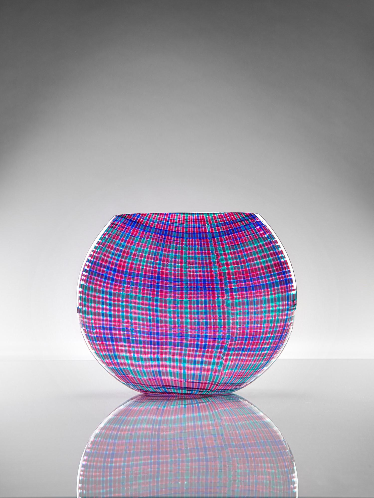 Alessandro Diaz de Santillana Vaso della serie Scozzesi: Vaso della serie Scozzesi A canne policrome formanti un motivo tartan. Venini, 1985 Firma incisa Venini Italia 85 A.D.S. h cm 22, largh cm 26, prof cm 8,5 Literature: F. De Boni, I vetri Venini. Catal