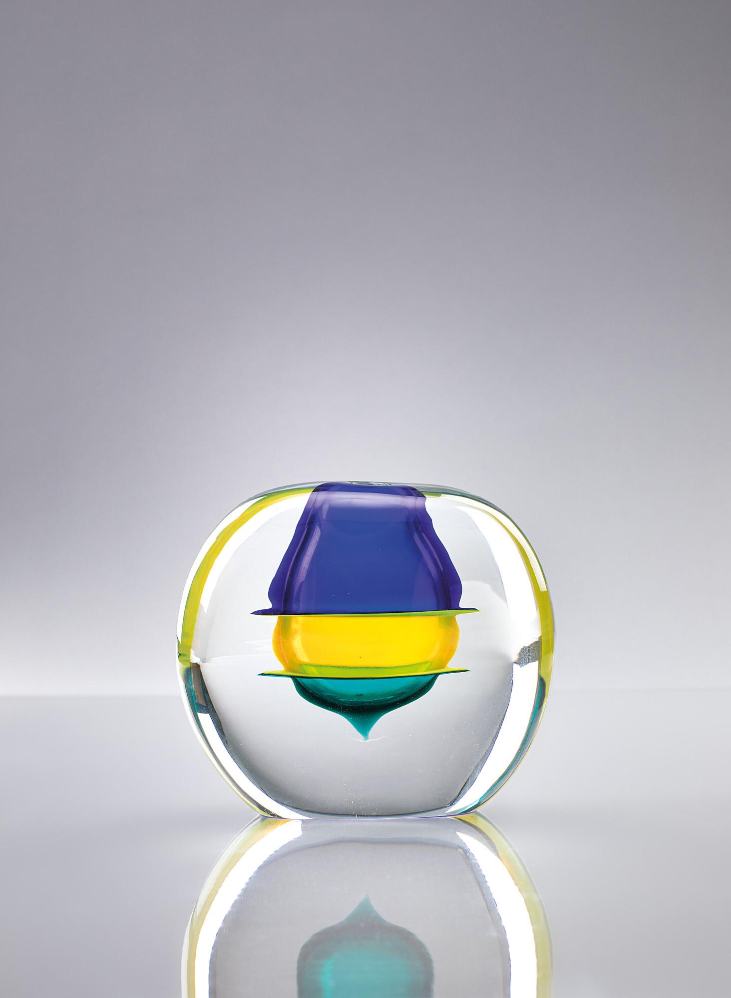 Alfredo Barbini Vaso-scultura a fasce policrome: Vaso scultura Vetro cristallo con elementi sommersi a fasce in vetro policromo. Barbini, 1980 ca. Firma incisa e numerazione sotto la base: A. Barbini 69/100 cm 17,5x21x11