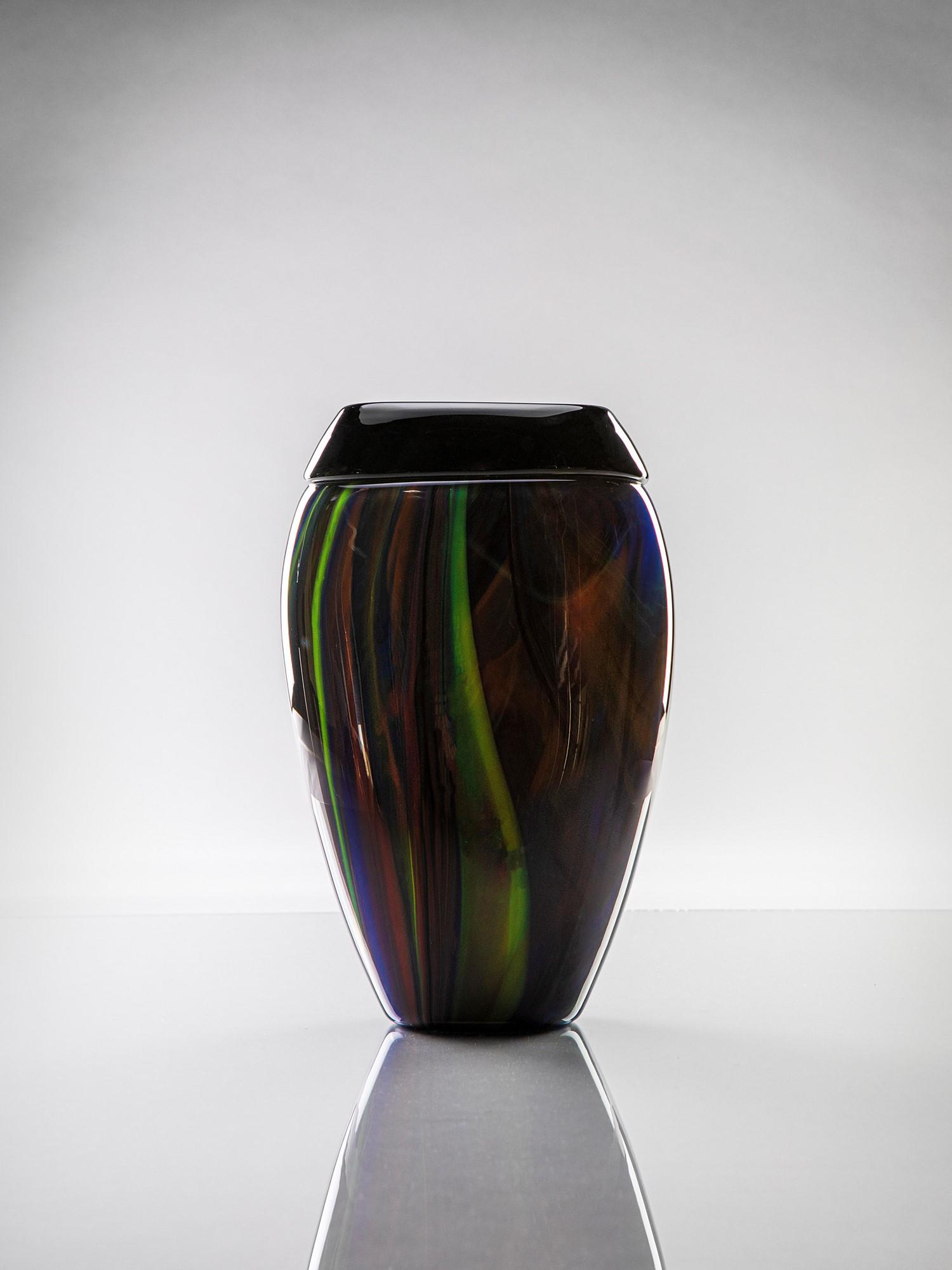 Ottavio Missoni Vaso: Vaso Vetro soffiato a venature policrome e bordo nero. Arte Vetro Murano, 1988-1989 Sotto la base inciso cod. 22. cm 27x17x10 Literature: Rosa Barovier Mentasti, Sandro Pezzoli, Cristina Tonini (a cur