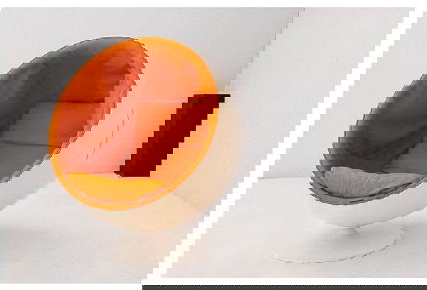 Eero Aarnio: Ball chair fiber glass, enameled aluminum, upholstery. Prod. Asko, 1963-65 h cm 120 - diam. cm 100. Literature: C. e P. Fiell, 1000 Chairs, Taschen, 2005, p. 369