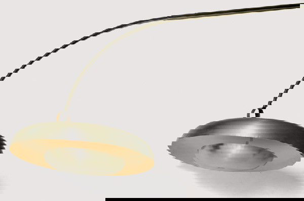 Pirro Cuniberti: PR floor-to-ceiling lamp. stainless steel, aluminum. Prod. Sirrah, 1972 h variable. Literature: Casa Vogue, n. 18, gennaio-febbraio 1973, pag. 86