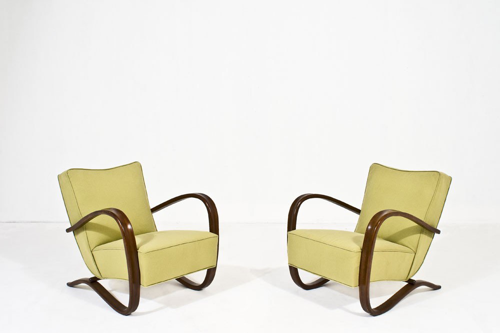 Jindrich Halabala: Coppia di poltrone con braccioli in legno curvato e imbottitura rivestita in tessuto. Prod. Thonet, Cecoslovacchia, 1940 ca. cm 73x70x87 Literature: Halabala Jindrich, Vidavatelstvi, Era, 2003