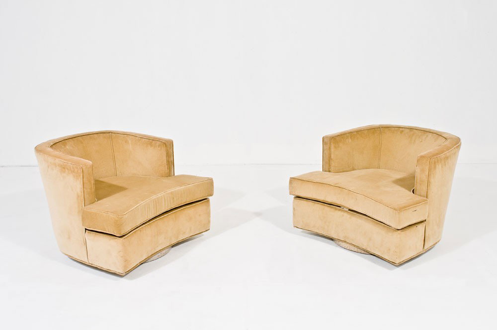 Harvey Probber: Coppia di poltrone girevoli rivestite in velluto giallo. Prod. Harvey Probber Inc., Usa, fine anni '60 Etichetta sotto il cuscino: Furniture Designer By Harvey Probber. cm 62x80x75