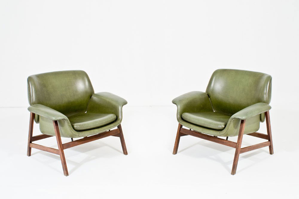 Gianfranco Frattini: Coppia di poltrone modello 849 Struttura in legno con imbottitura in gommapiuma, rivestimento in skai verde. Prod. Cassina, Italia, 1956 Segnalazione al Compasso d'oro nel 1956. Etichetta sotto la sed