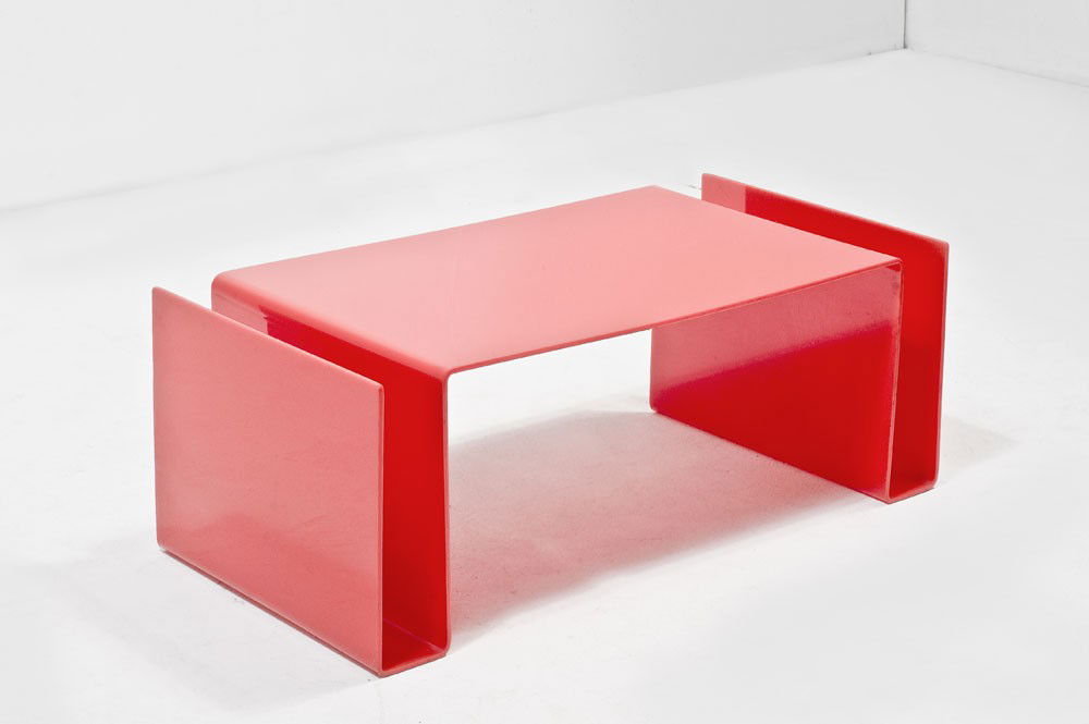 Superstudio: Tavolino basso portariviste in foglio di perspex modellato. Edizione Design Centre, Italia, 1970 ca. Prototipo. cm 30x80x40,5