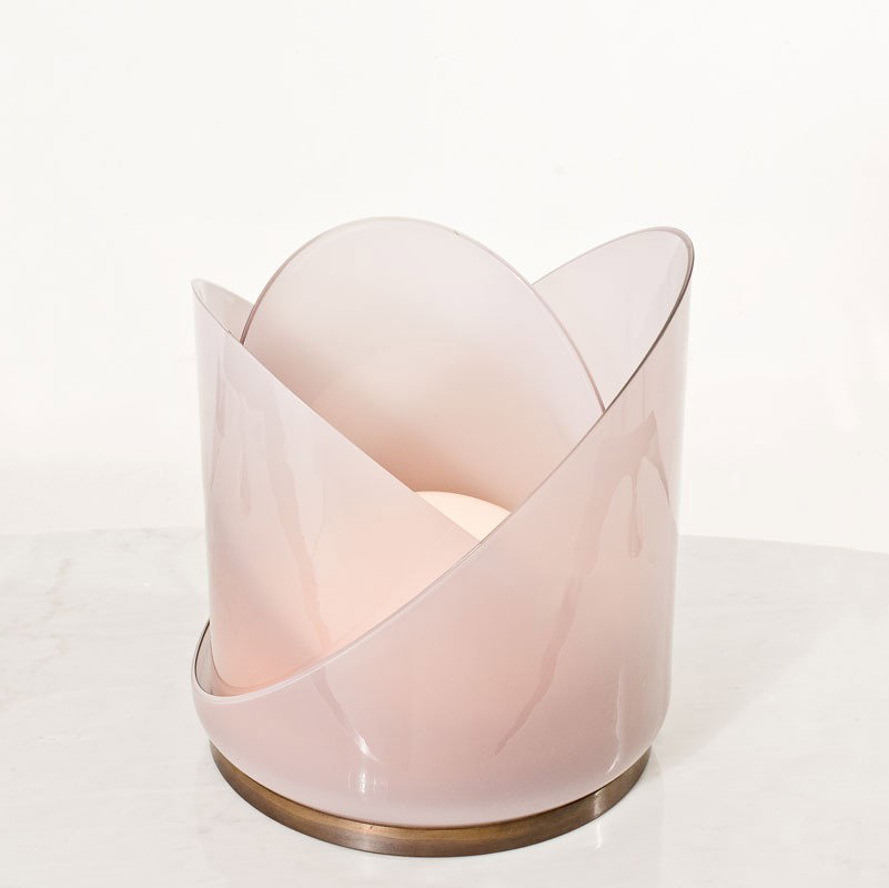 Carlo Nason: Lampada da tavolo in vetro color ametista semitrasparente. Prod. Mazzega, Italia, 1970 ca. Etichetta sul vetro AV Mazzega Murano Made in Italy. cm 42x36 Literature: Catalogo di produzione Mazzega.