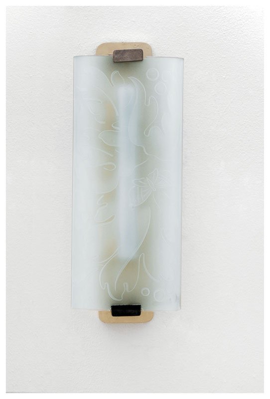 Pietro Chiesa: Lampada da parete Struttura in ottone e metallo laccato, vetro curvato e decorato alla mola. Prod. Fontana Arte, Italia 1940 ca. cm 50x19x12,5 Literature: L. Falconi, Fontana Arte. Una storia traspare