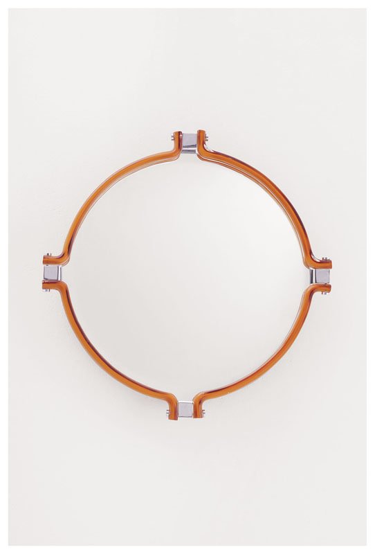 Ludovico Diaz de Santillana: Specchiera con cornice in vetro di Murano composta da 4 elementi curvi uniti da supporti in ottone cromato Prod. Venini, Italia 1970 ca. diam. cm 61