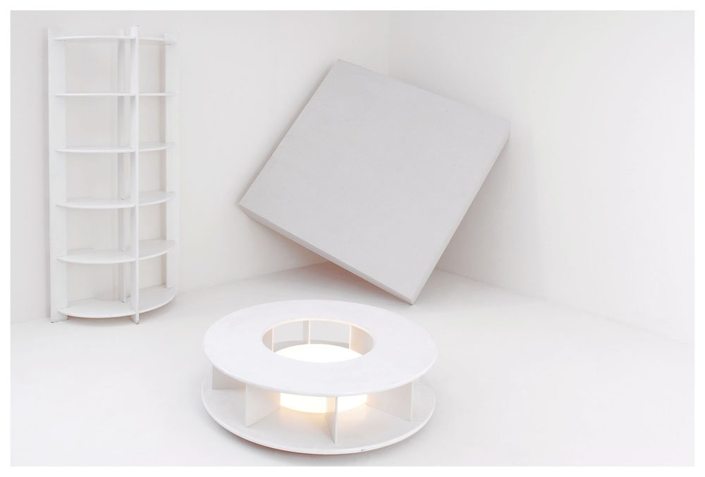 Superstudio: Tavolino e libreria Bazaar Legno laccato, materiale plastico. Prod. Giovannetti, Italia 1968 Libreria cm 196,5x93x47 Tavolino h cm 33 - diam. cm 116 Literature: AA.VV., Dal cucciaio alla città nell'i