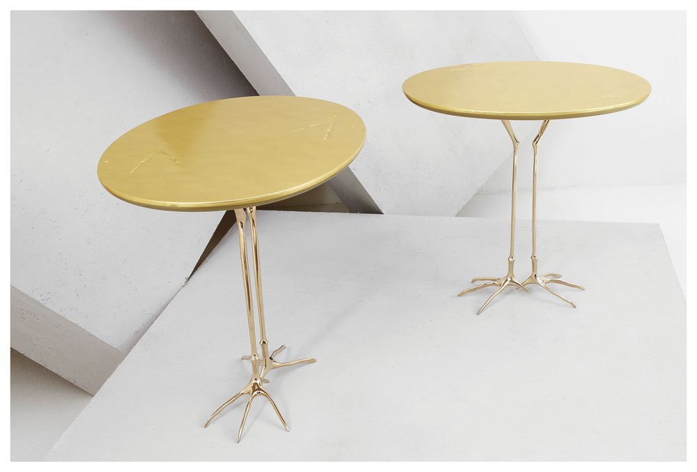 Meret Oppenheim: Tavolino Traccia Gambe in fusione di bronzo lucidato, piano ellittico in multistrato rivestito in foglia d'oro zecchino 24 carati. Collezione Ultramobile. Prod. Simon, Italia 1990 ca. Etichetta metall