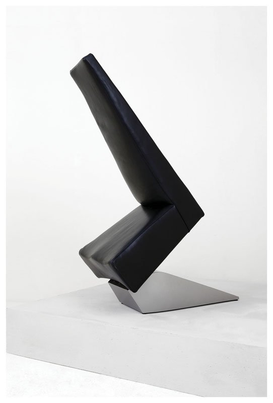 Ron Arad: Seduta High Tilt Fusto in legno con poliuretano espanso, lama a molle in acciaio armonico, basamento in acciaio, rivestimento in pelle. Collezione Spring. Prod. Moroso, Italia 1991 cm 141x52x101 Espos