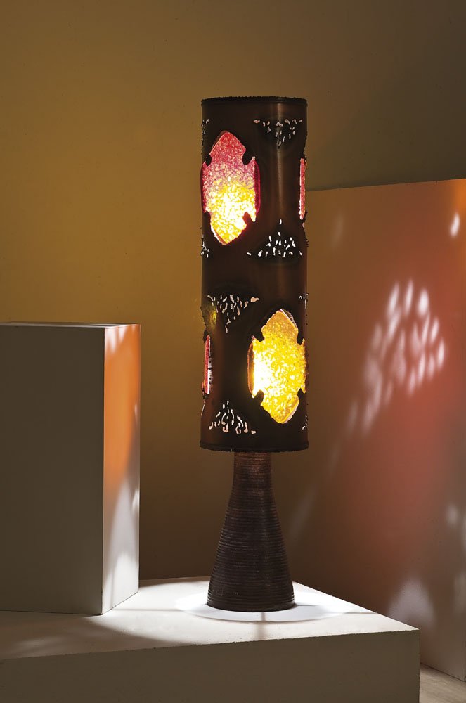 Accolay: Lampada da terra Base in terracotta smaltata, diffusore in rame con elementi in vetro decorati in vetrofusione. Prod. Accolay, Francia fine anni '60 Marchio del produttore sul fondo cm 167x31