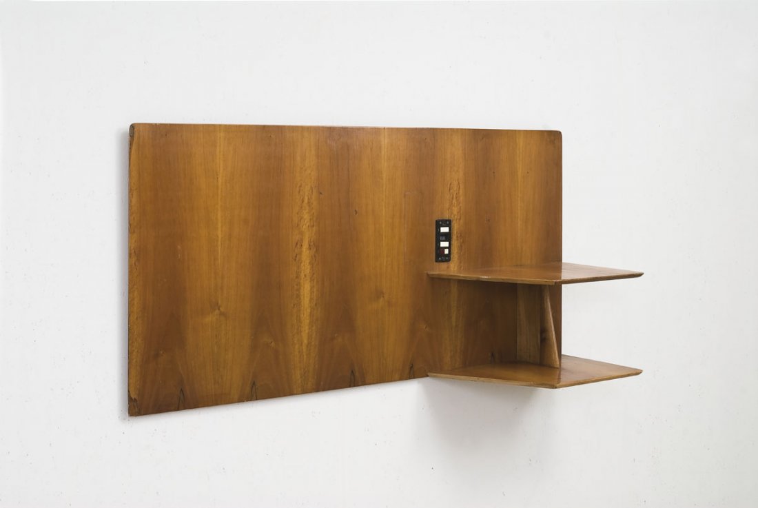 Gio Ponti: Testiera per l’Hotel Parco dei Principi Pannello corredato da due mensole porta riviste/porta oggetti ed una scatola elettrica ad incasso. Legno di frassino. Italia, 1962 ca. cm 80x160x42