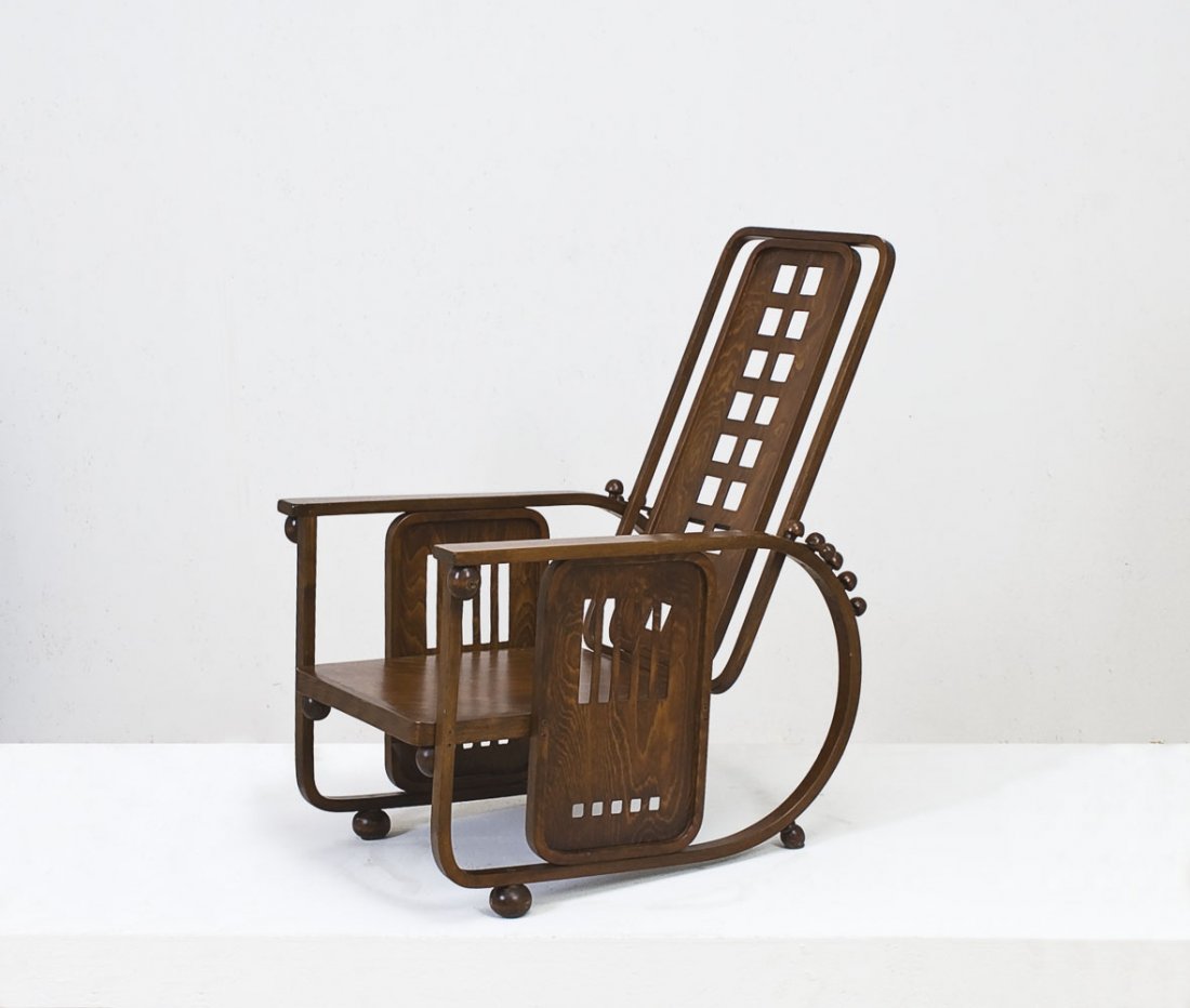 Josef Hoffmann: Poltrona regolabile mod. 670 detta Sitzmachine Struttura in legno di faggio curvato al vapore, elementi in legno di faggio tornito, asticella regolabile in bronzo, seduta e schienale in compensato. Pr