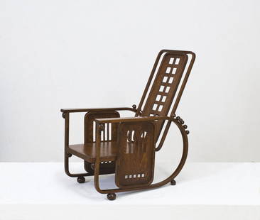 Josef Hoffmann: Poltrona regolabile mod. 670 detta Sitzmachine Struttura in legno di faggio curvato al vapore, elementi in legno di faggio tornito, asticella regolabile in bronzo, seduta e schienale in compensato. Pr