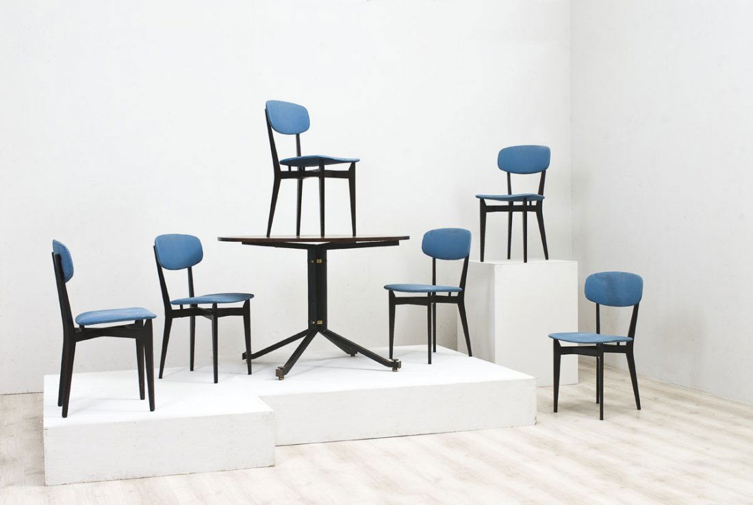 Ico Parisi: Tavolo rotondo, sei sedie mod. 691 Sedie in frassino laccato, seduta e schienale in compensato curvato rivestito in tessuto imbottito. Prod. Cassina, 1955 Tavolo con struttura in metallo laccato, inse