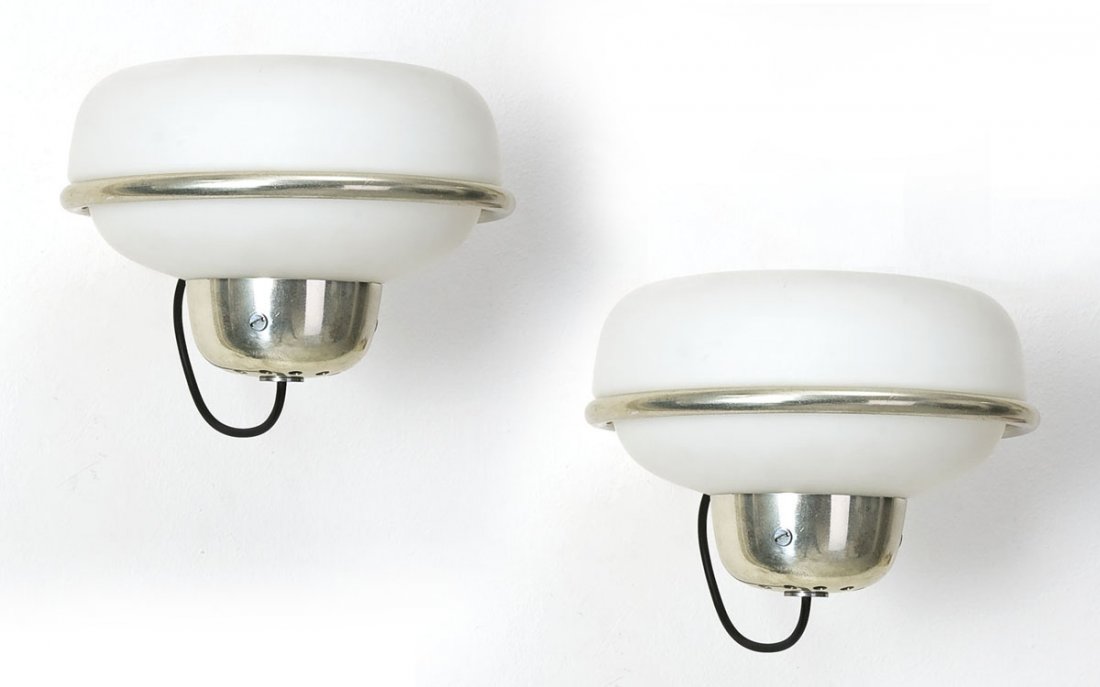 Gino Sarfatti: Coppia di lampade da parete mod. 228 Alluminio e vetro satinato. Prod. Arteluce, 1957 cm 20x34x25 Literature: M. Romanelli, S. Severi, Gino Sarfatti 1938-1973, opere scelte, ed. Silvana Editore, Cinis