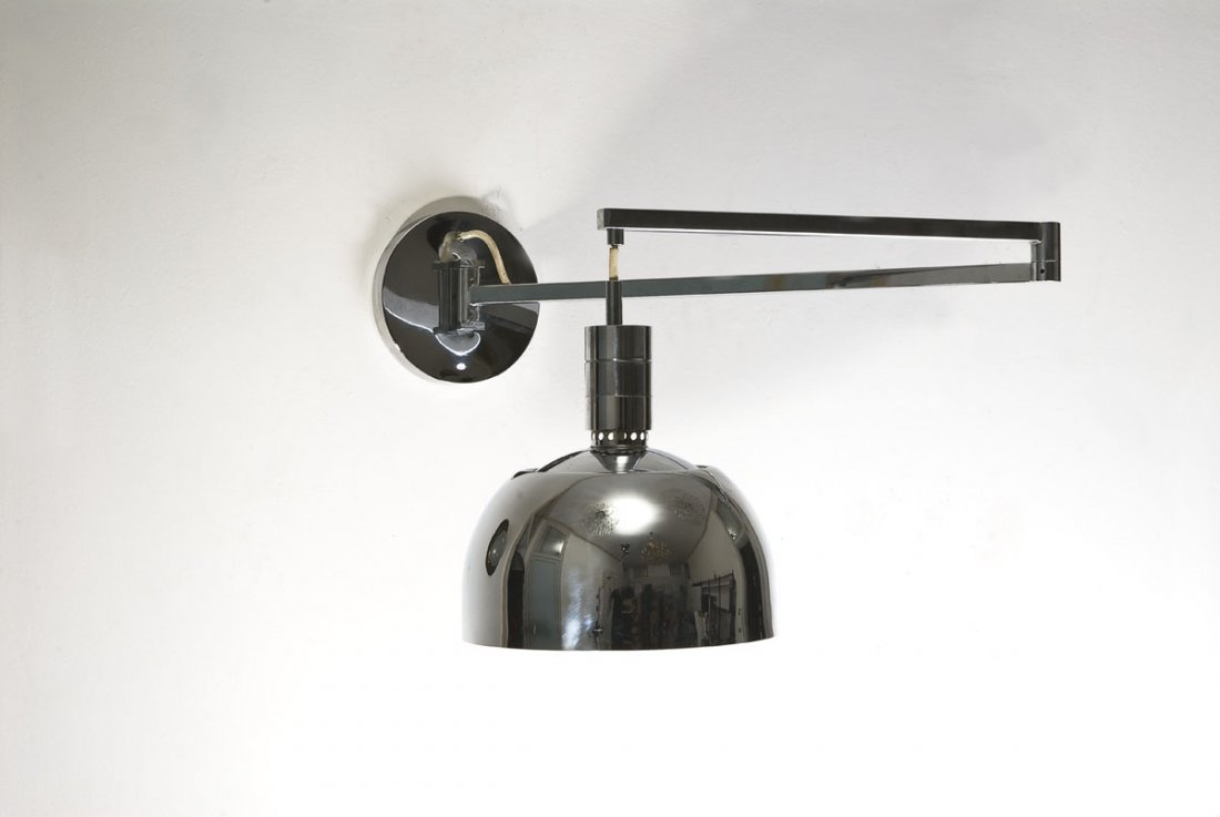 Franco Albini, Franca Helg, Antonio Piva: Lampada da muro regolabile della serie AM/AS. Metallo cromato. Prod. Sirrah, 1969 ca. Cm 128x30 Literature: Giuliana Gramigna, Repertorio del design italiano per l'arredamento domestico 1950-2000, ed.