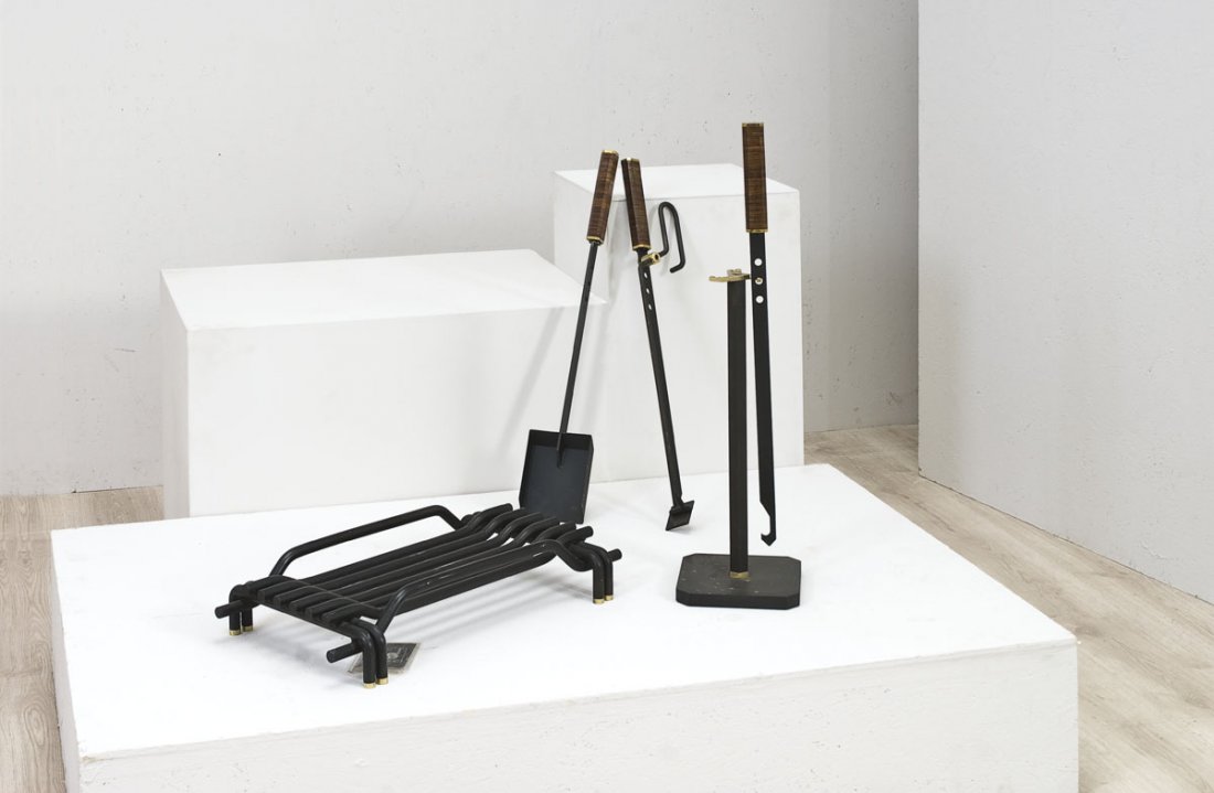 Afra & Tobia Scarpa: Set attrezzi da camino e portaceppi Acciaio trafilato e brunito, particolari in ottone massiccio, manici composti da sezioni di vero cuoio sovrapposte, lavorati a mano. Prod. Dimensione Fuoco cm 82x20