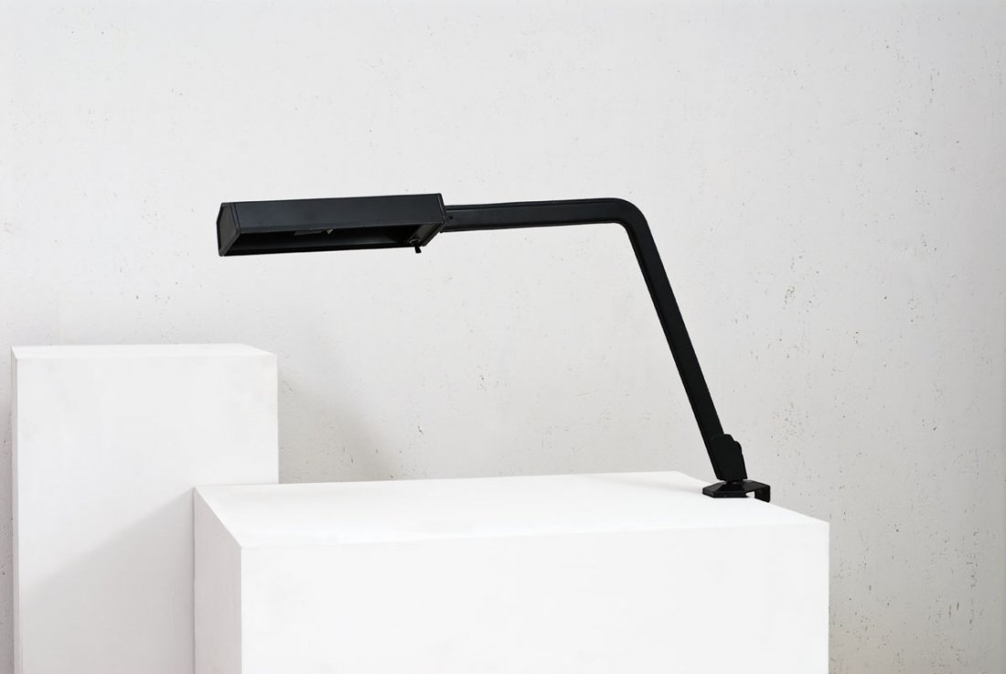 Studio BBPR: Lampada da scrivania a morsetto della serie Arco Struttura in metallo stampato, asta telescopica in metallo cromato, riflettore in lamiera. Prod. Olivetti arredamenti metallici, Ivrea 1963 cm 60x83 Li