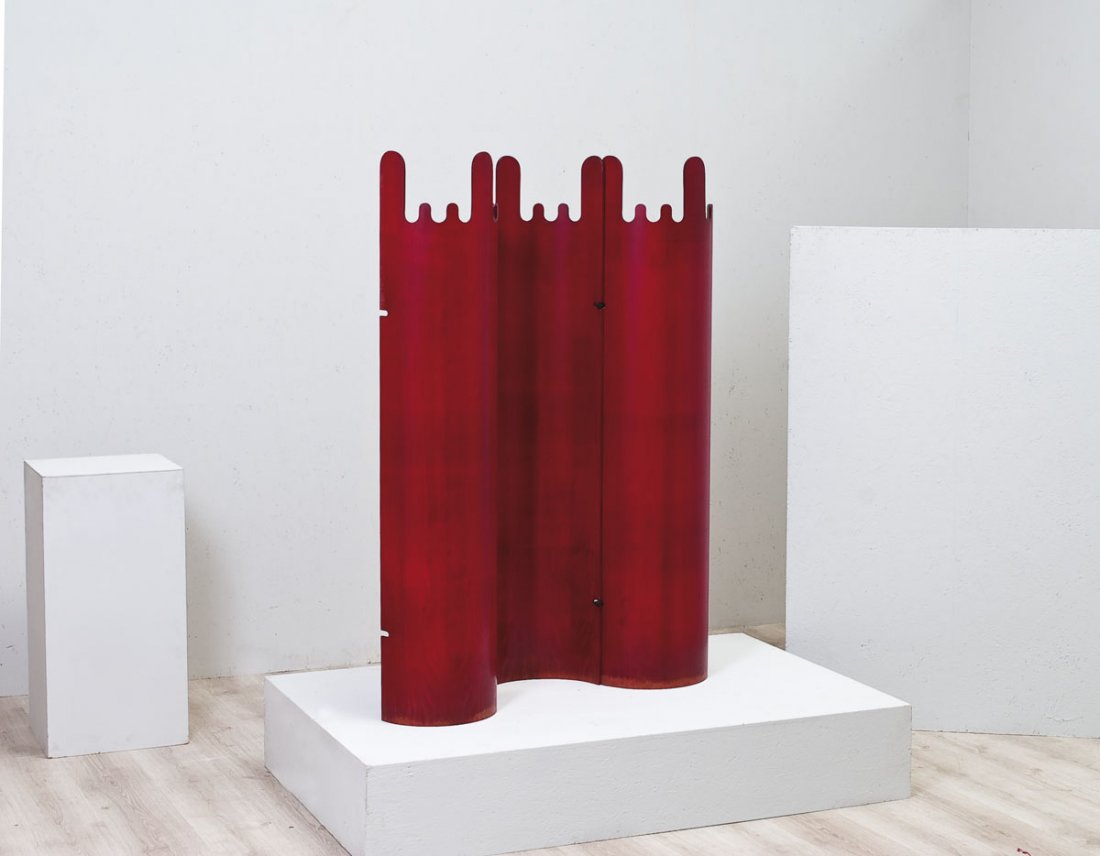 Giovanni Offredi: Paravento/attaccapanni “Tegolo” Quattro elementi incernierati in legno curvato tinto rosso. Prod. MC, 1968 cm 145x104x26