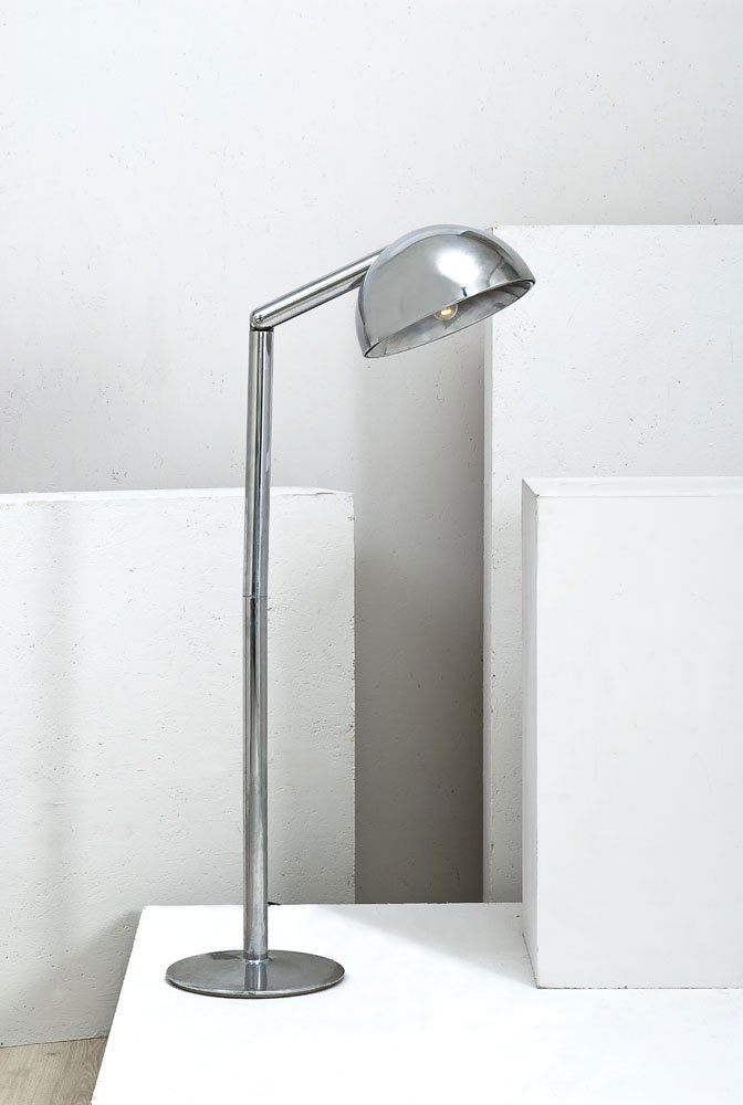Adalberto Dal Lago: Lampada da terra Metallo cromato. Prod. Bilumen, 1970 ca. Altezza regolabile, diam. base cm 30 Literature: Giuliana Gramigna, Repertorio del design italiano per l’arredamento domestico 1950-2000, Ed
