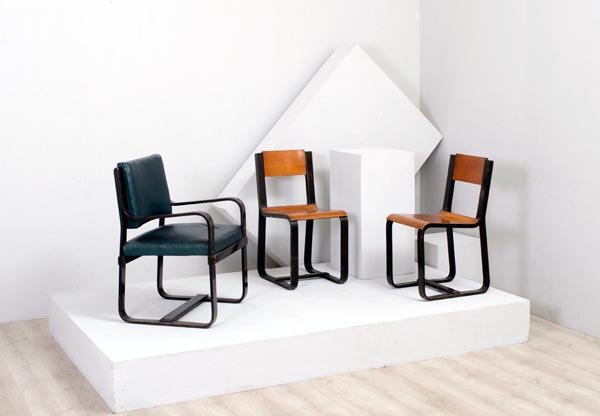 Giuseppe Pagano Pogatschnig: Una poltroncina, due sedie Compensato curvato, compensato impiallacciato noce, rivestimento in tessuto. Esemplari analoghi vennero utilizzati per arredare la FacoltÃ Bocconi di Milano. Prod. Maggio