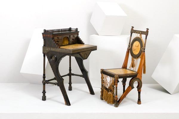 Carlo Bugatti: Raro ed importante scrittoio con sedia Legno di noce, legno di noce ebanizzato, intarsi in argento, osso e madreperla, decori applicati in rame sbalzato, osso, pergamena dipinta e passamanerie in seta