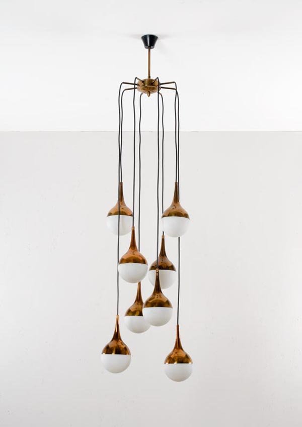 Lampada a sospensione: Lampada a sospensione ad otto pendenti Struttura in ottone lucido e metallo laccato, diffusori in vetro opalino. Italia, 1950 ca. h cm 147, largh. cm 37