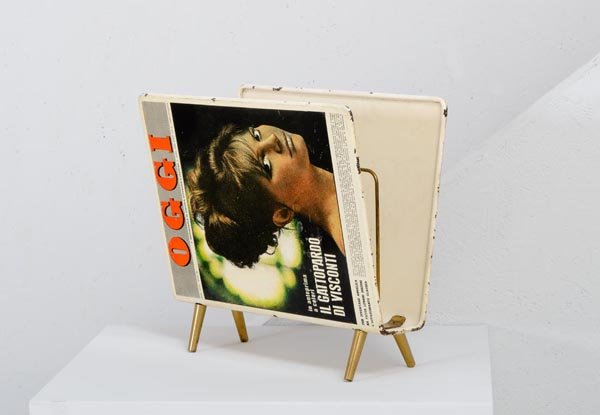Piero Fornasetti: Portariviste Lamiera serigrafata, supporti in ottone lucido. Prod. Fornasetti, 1963 ca. cm 39x43x20