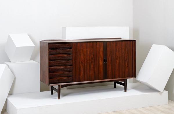 Arne Vodder: Mobile contenitore a due ante e sette cassetti Legno di rosa massiccio, legno lamellare lastronato in legno di rosa. Prod. Olsen B.Sibast Mobler, 1958 ca. cm 102x182x50