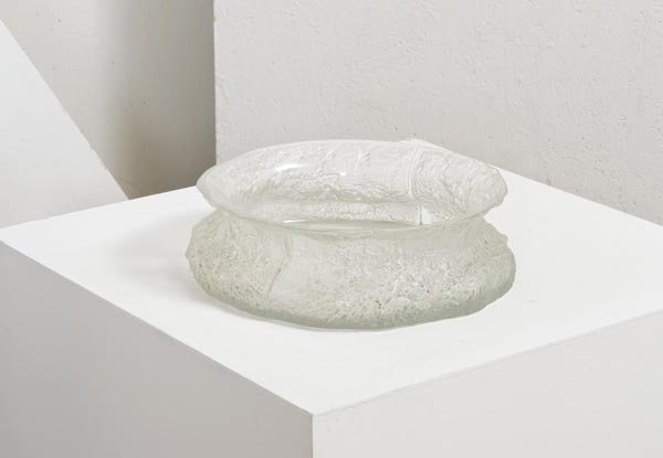 Timo Sarpaneva: Centrotavola della serie Finlandia Vetro stampato e acidato. Prod. Littala, Finlandia, 1968 ca. Firma siglata T.S. h cm 11, diam. cm 31