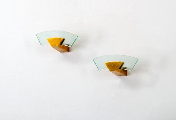 Max Ingrand: Coppia di appendiabiti mod. 1779 Ottone lucido, cristallo molato. Prod. Fontana Arte, 1950 ca. cm 9x16 Literature: Quaderni di Fontana Arte, n. 2, Arredamento, p. 46