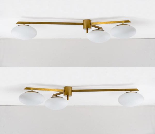 Angelo Lelii: Due lampade da soffitto Montatura in ottone lucido, tre diffusori in vetro satinato cm 120x70x25