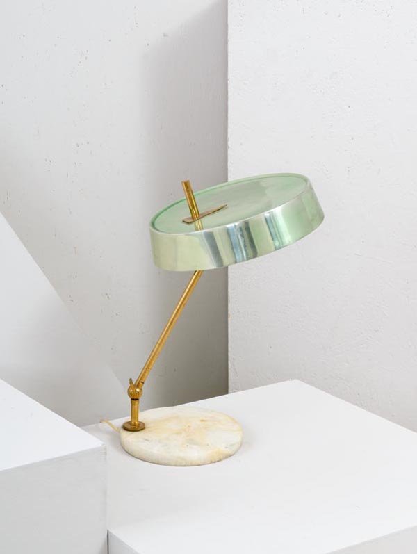 Stilux (attr.): Lampada da tavolo Fusto in ottone, riflettore in alluminio, base in marmo. Prod. Stilux, 1950 ca. h cm 55, diam. diffusore cm 28