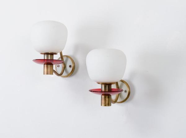 Angelo Lelii: Coppia di lampade da parete Ottone lucido, perspex, diffusore in vetro opalino. Prod Arredoluce, 1950 ca. Marchio della manifattura inciso all'interno delle montature. cm 17x17