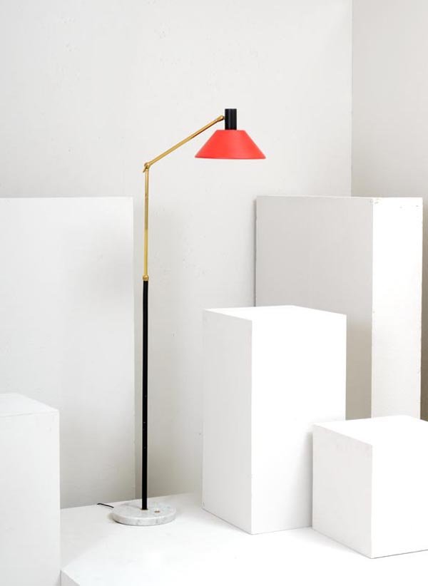Stilux: Lampada da terra Base in marmo, metallo laccato, ottone, diffusore in alluminio laccato. Prod Stilux, 1950 ca. h cm 160, largh. cm 50