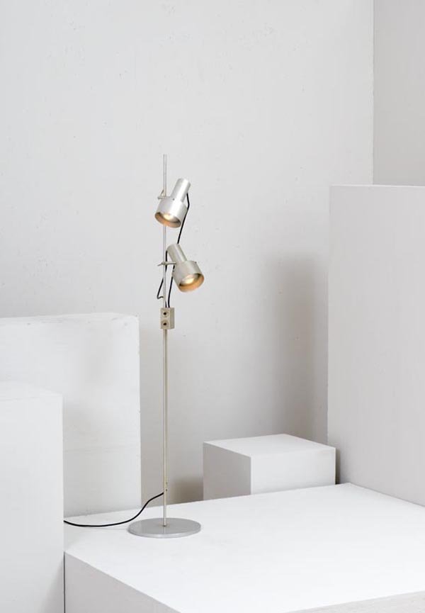 Peter Nelson: Lampada da terra Acciaio cromato, alluminio satinato; stelo telescopico regolabile, faretti orientabili. Prod. Architectural Lighting, Berkshire, 1967 ca. h cm 137, diam. base cm 26