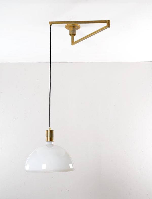 Franco Albini, Franca Helg: Lampada a sospensione della serie AM/AS Braccio snodabile, struttura in ottone, diffusore in vetro bianco satinato. Prod. Sirrah, 1969 diam. diffusore cm 38, estensione max cm 100 Literature: G. Grami