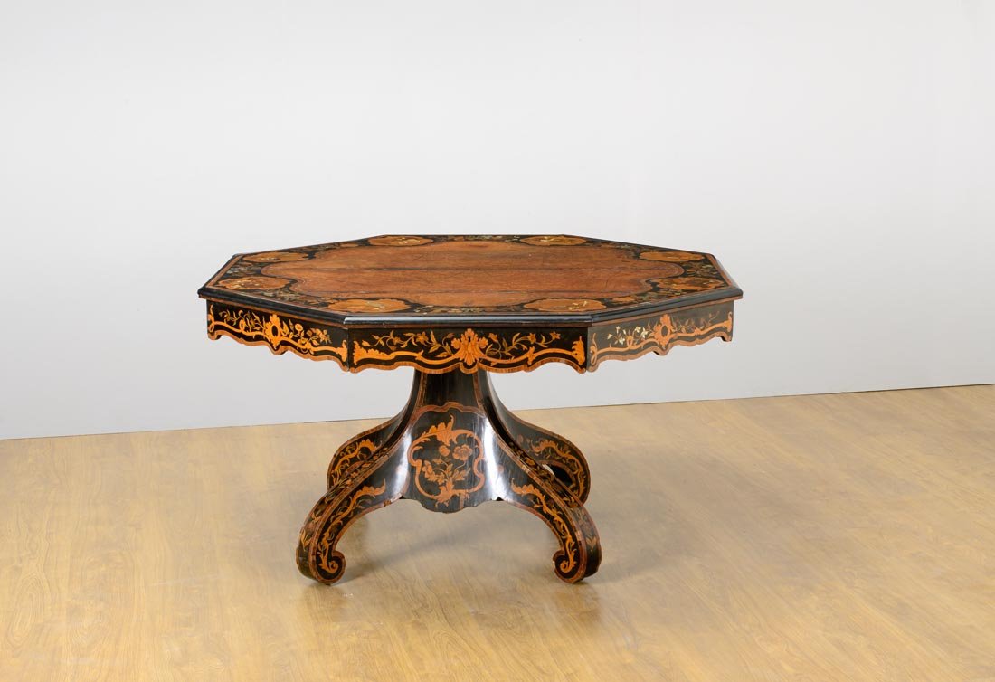 Tavolo di forma ottagonale: Importante tavolo di forma ottagonale con piede centrale, piano intarsiato a motivi floreali in madreperla e avorio. Epoca, XIX secolo cm 76x137