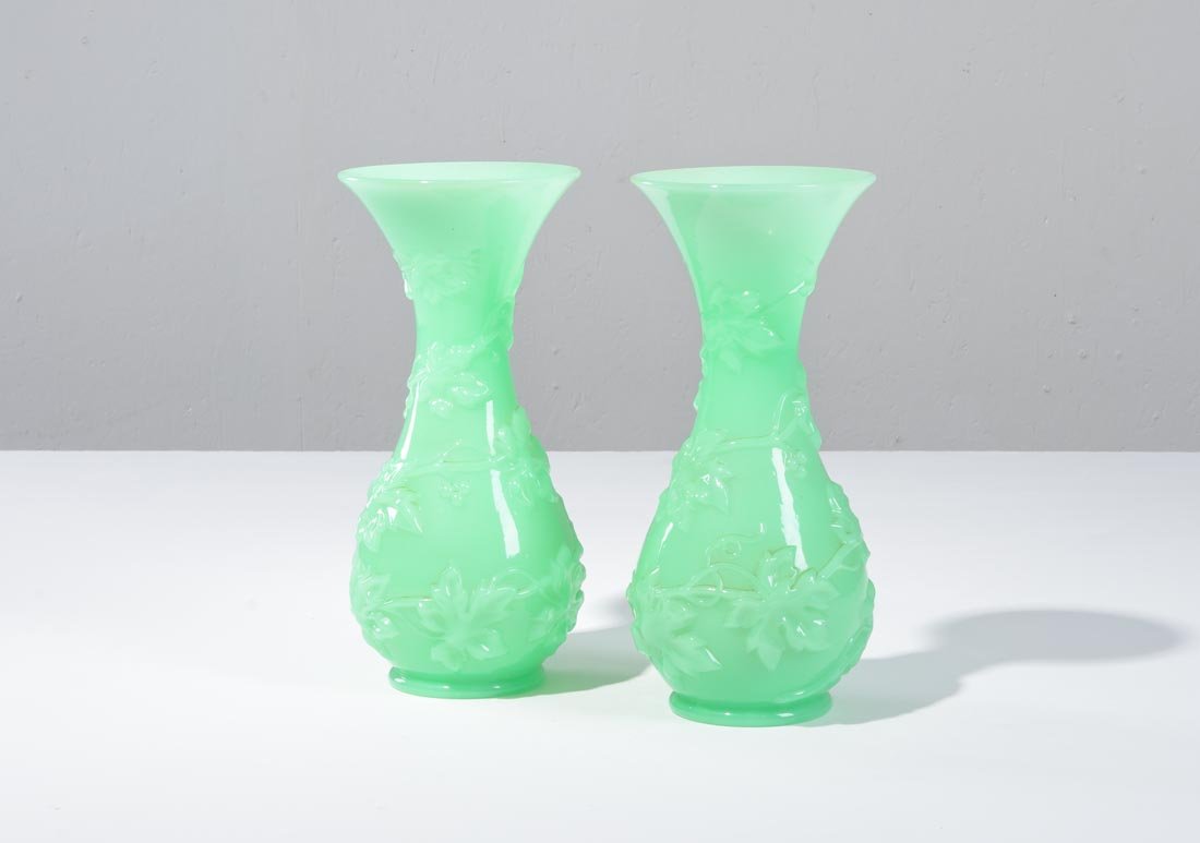 Coppia di vasi in opaline: Coppia di vasi a tromba in opaline a fondo verde con decorazione in rilievo a tralci di vite. Epoca, XIX secolo h cm 35