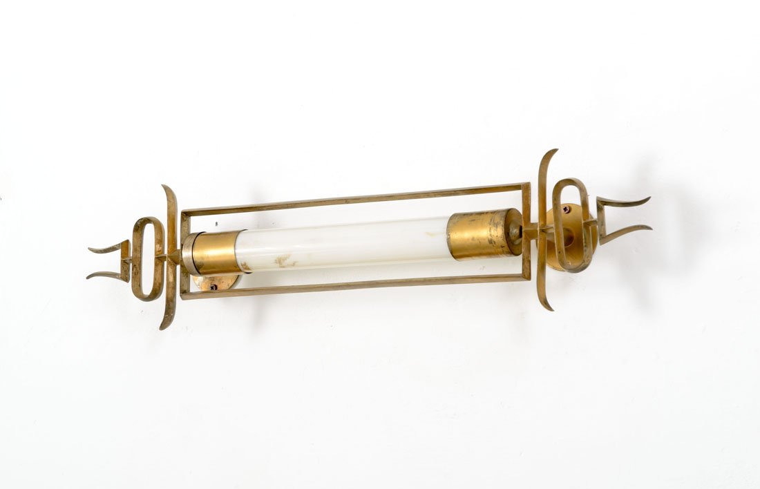 Paolo Buffa: Lampada da parete Ottone lucido, illuminazione a fluorescenza. Italia, 1930 ca. cm 14x57x8
