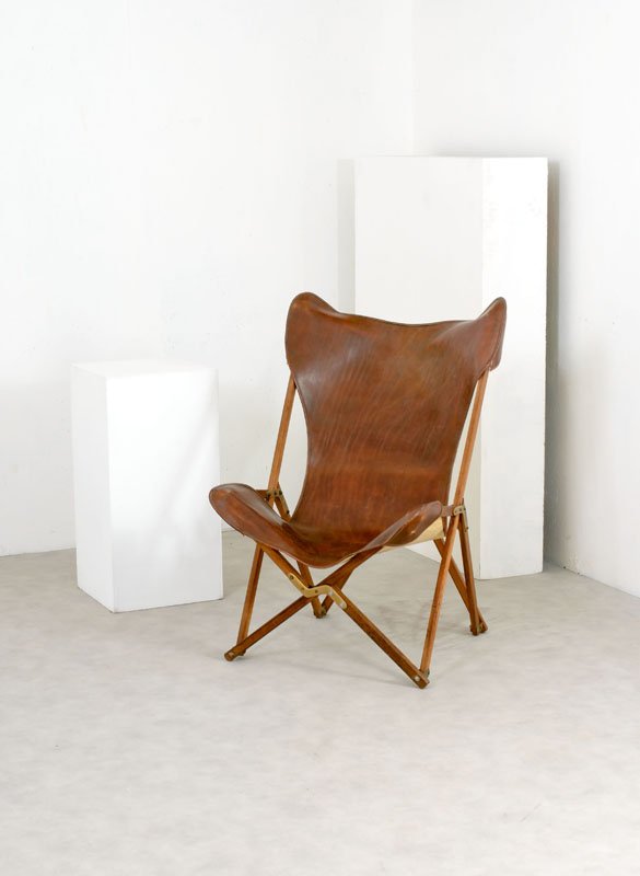 Joseph Fendy: Poltrona pieghevole detta Tripolina Legno di frassino, elementi meccanici e di giunzione in metallo, seduta in cuoio. Prod. Paolo ViganÃ², 1936 ca. cm 100x67x85 Literature: Domus, n. 97, gennaio 193