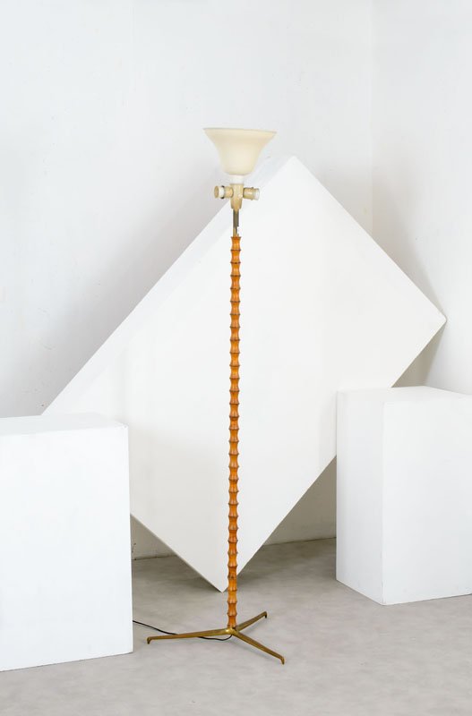 Gino Sarfatti: Lampada da terra mod. 1025 Base in ottone lucido, fusto decorato con elementi in faggio tornito e distanziali in ottone. Prod. Arteluce, 1946-49 cm 180x52 Literature: M. Romanelli, S. Severi, Gino Sar